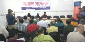 বাবা-মায়ের বিরুদ্ধে মেয়ের সংবাদ সম্মেলন