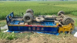 নিয়ন্ত্রণ হারিয়ে সিমেন্টবাহী ট্রাক খাদে, নিহত ১