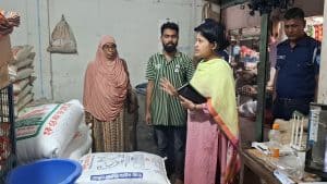 টাঙ্গাইলে নিষিদ্ধ পলিথিন ব্যবহার করায় ৬ ব্যবসায়িকে জরিমানা