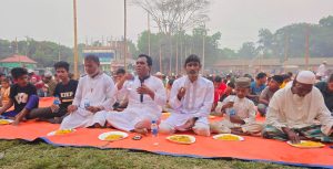 জনতার কাতারে ইফতার করলেন বিএনপির ফরহাদ ইকবাল