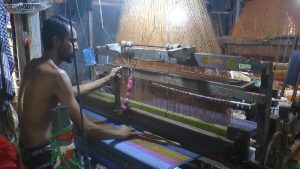 ঈদ সামনে রেখে প্রাণ ফিরেছে তাঁতপল্লীতে