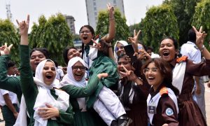 এসএসসির পাসের হারে এবারো এগিয়ে মেয়েরা