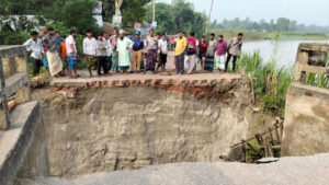সেতুর সংযোগ সড়ক বিচ্ছিন্ন, ভোগান্তিতে লাখো মানুষ
